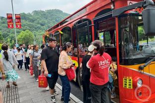 跟队记者：佩雷茨右膝内侧韧带撕裂，拜仁预计他将缺阵6周